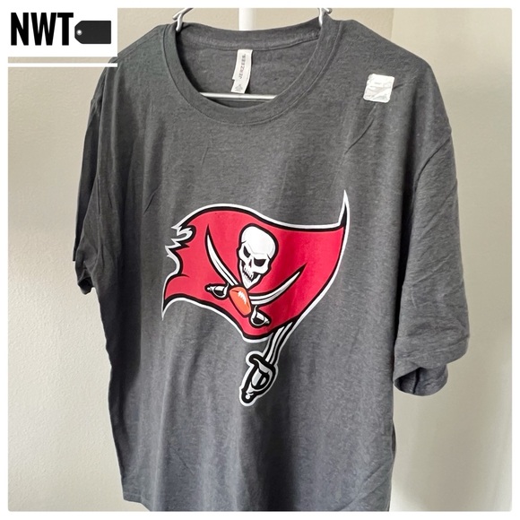 🏈 Buccaneers Gray Football Sports T-Shirt with Red Pirate Flag. Go Buccs! NFL - Picture 1 of 4